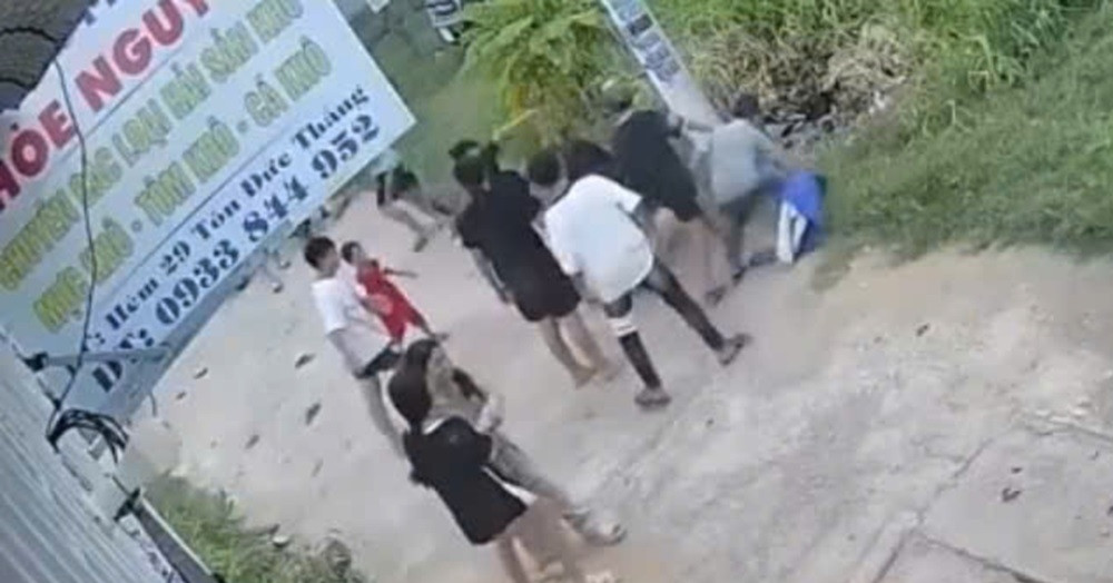 Bé gái 12 tuổi xuất hiện vết bầm tím, camera ghi lại sự thật phía sau