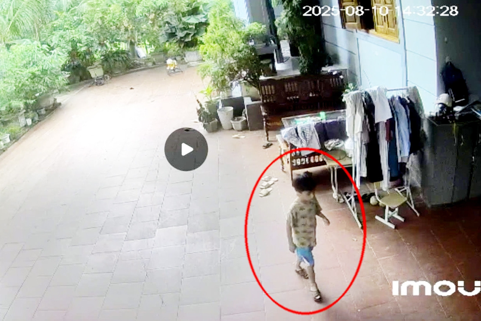Bé trai 5 tuổi mất tích bí ẩn, camera ghi lại khoảnh khắc gây bất an