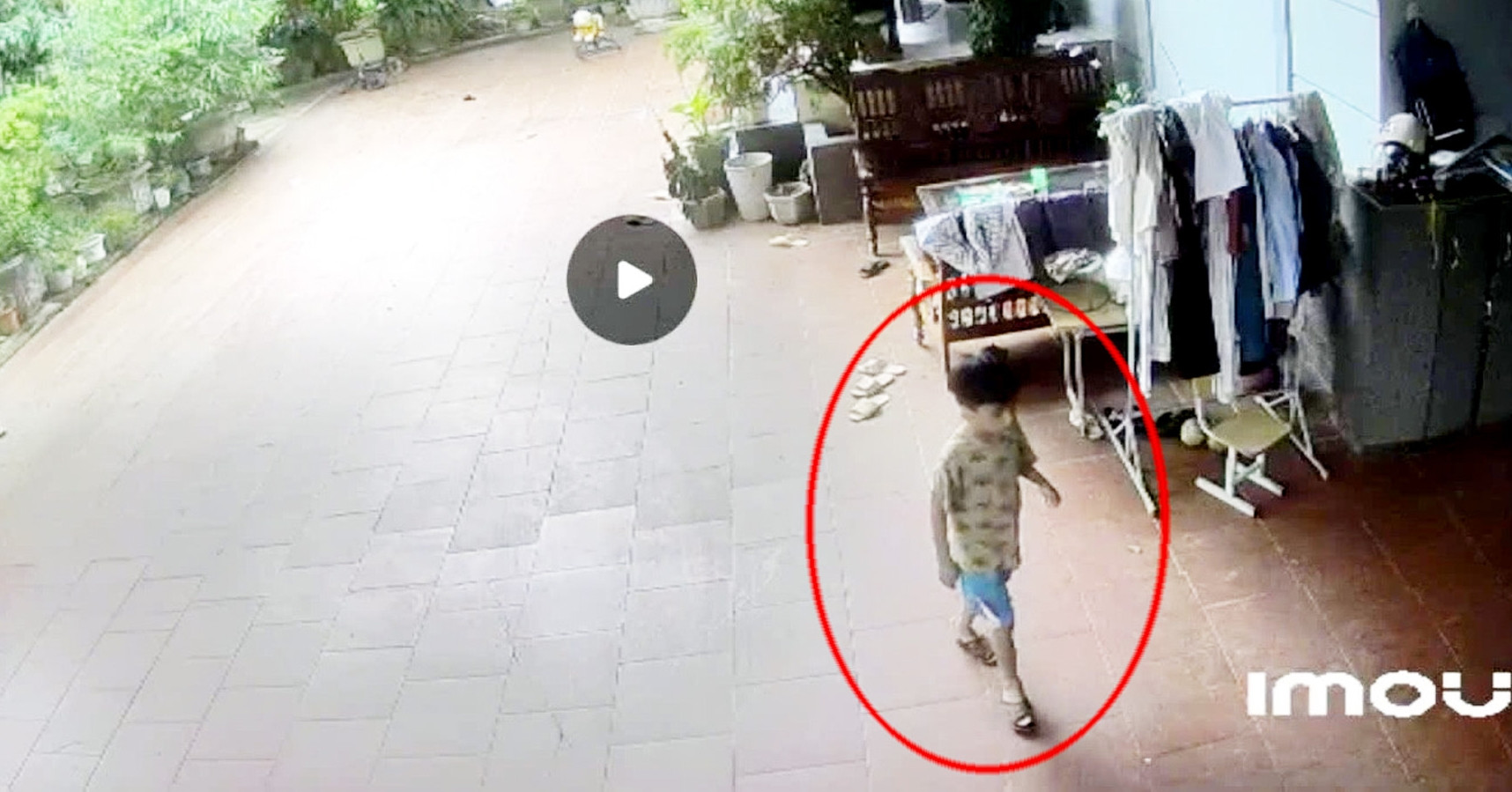 Bé trai 5 tuổi mất tích bí ẩn, camera ghi lại khoảnh khắc gây bất an