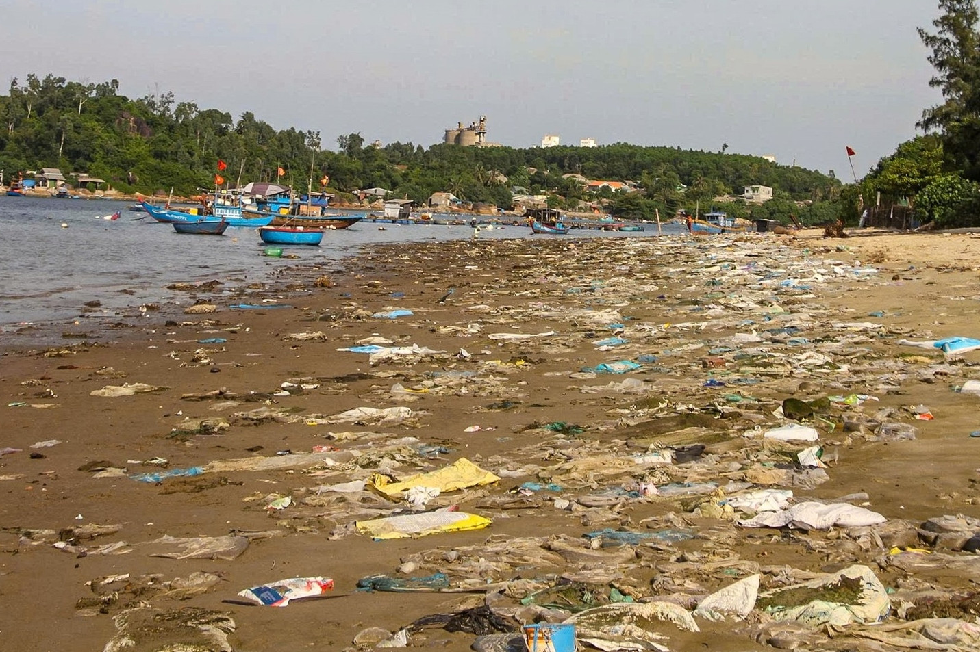 Bờ biển ngập ngụa trong rác ở Quảng Ngãi