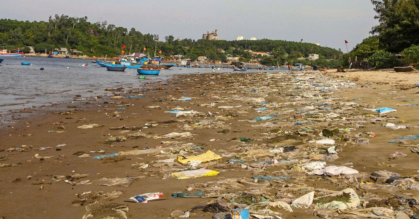 Bờ biển ngập ngụa trong rác ở Quảng Ngãi