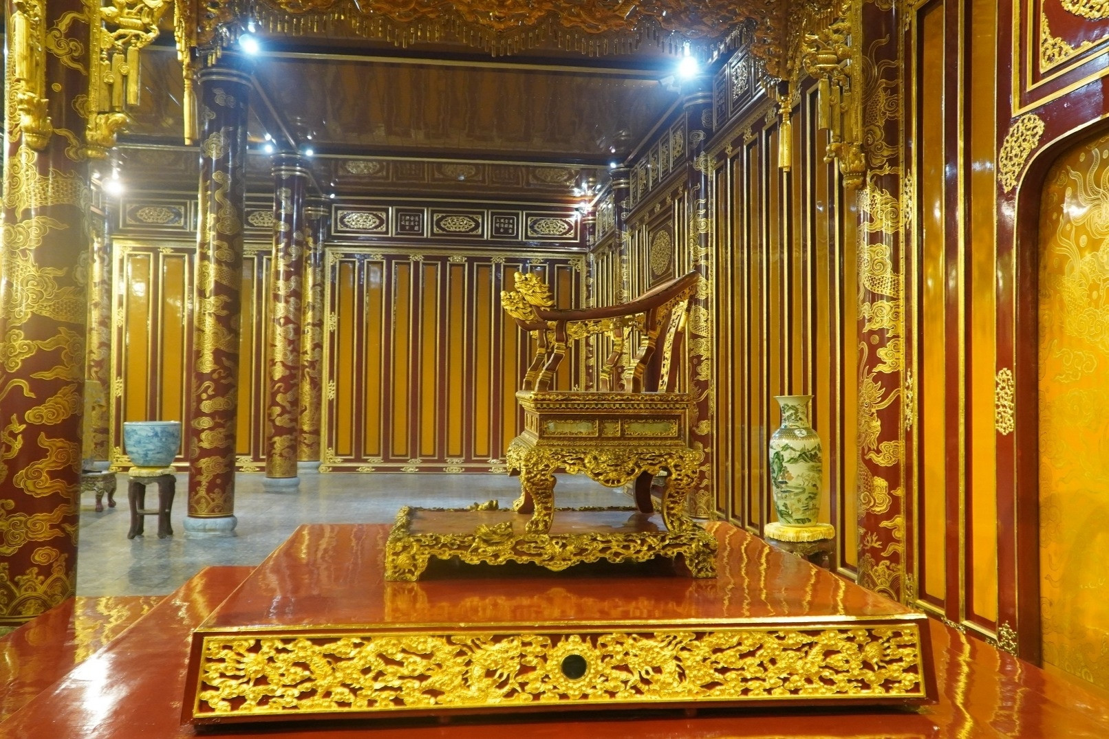 Chốt phương án phục chế Ngai vua triều Nguyễn bị khách bẻ gãy