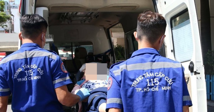 Con gái đẻ rơi trên gác, mẹ sợ không dám đến gần, hốt hoảng gọi cấp cứu