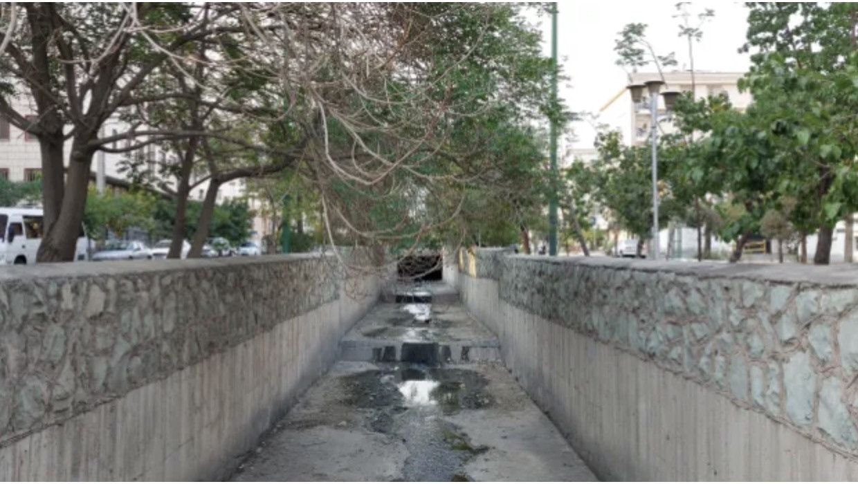 Con kênh cạn trơ đáy ở Tehran. Ảnh: Al Jazeera.