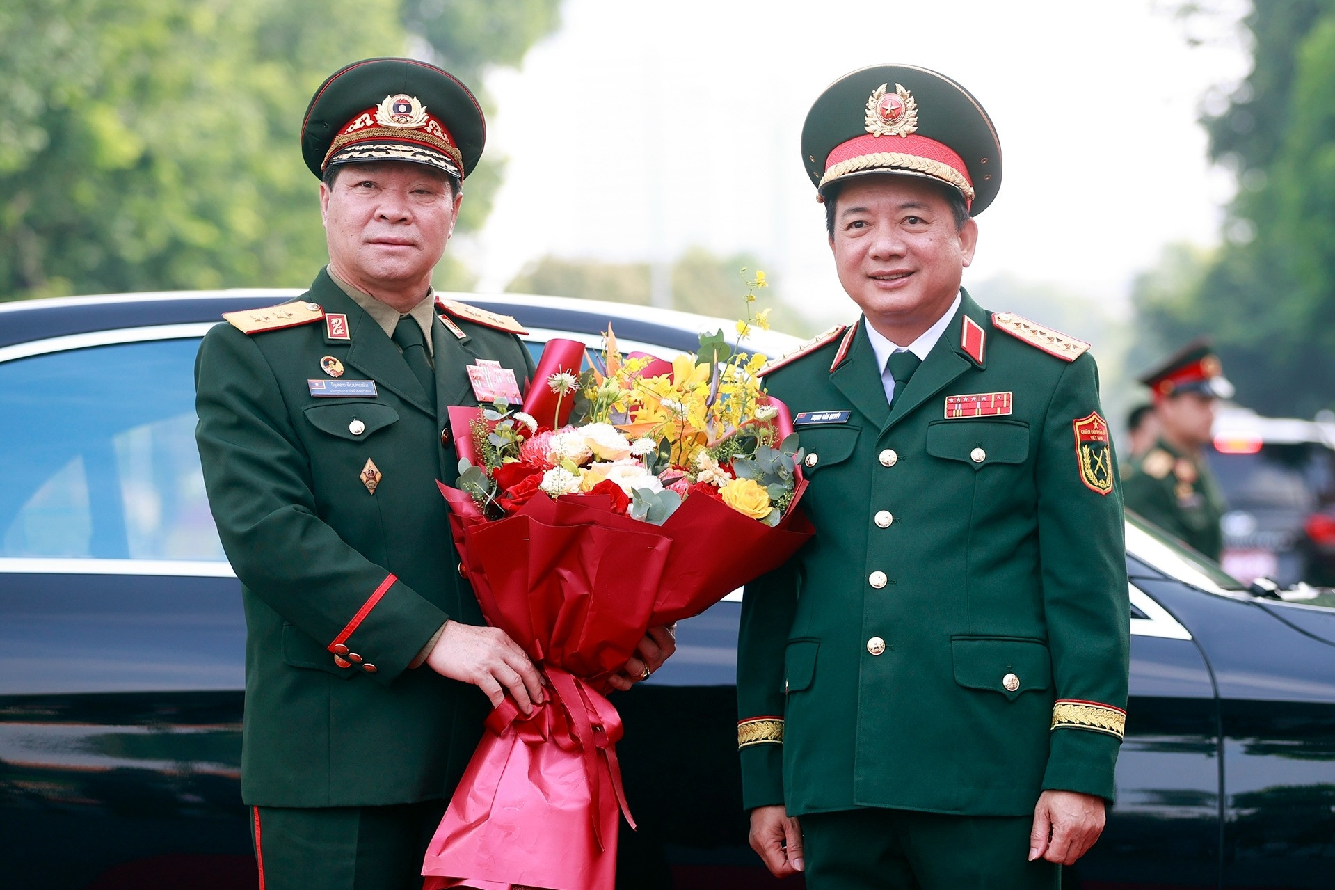 Đại tướng Trịnh Văn Quyết chủ trì lễ đón Chủ nhiệm Tổng cục Chính trị QĐND Lào