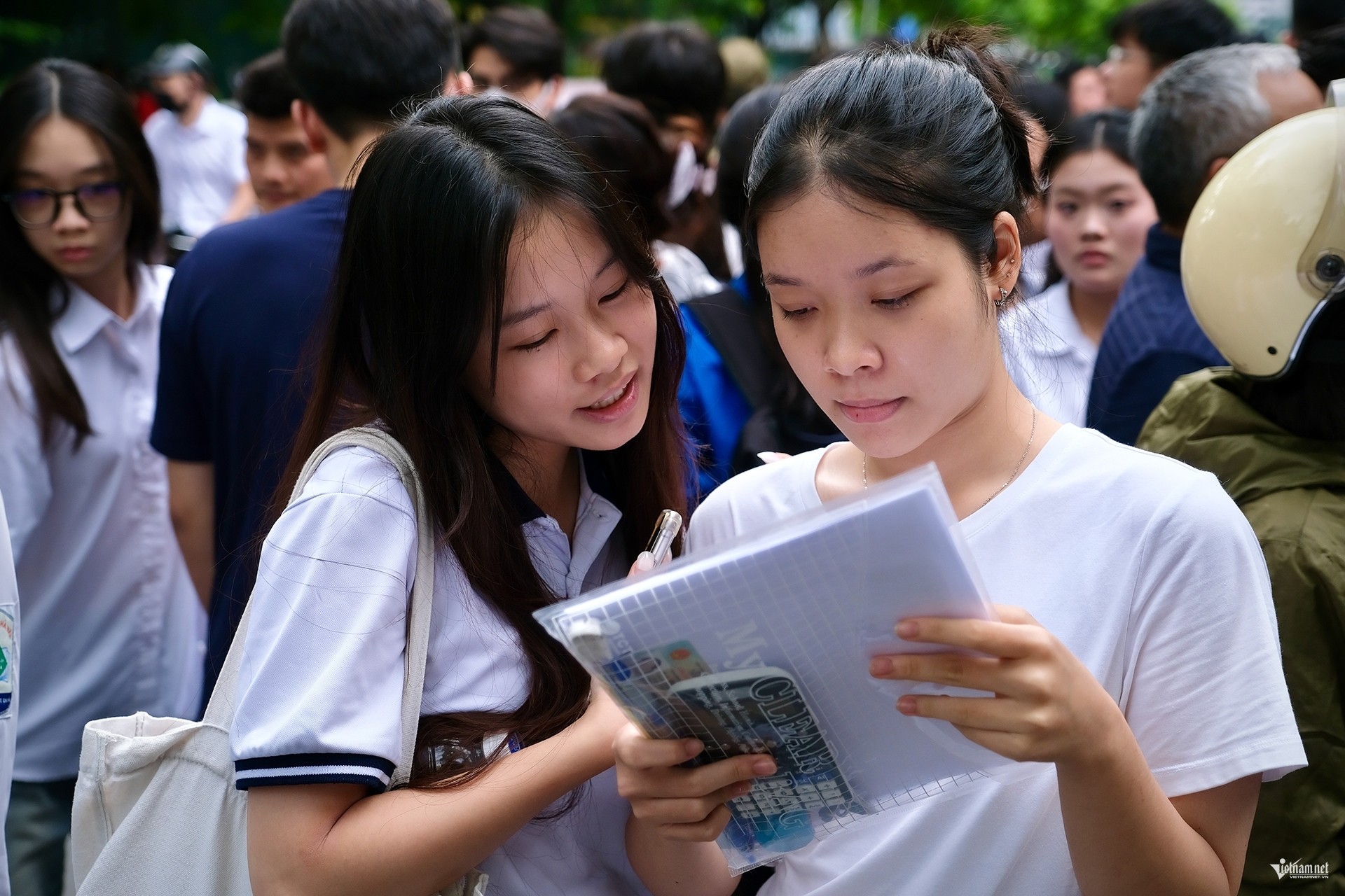 Điểm sàn thấp như phễu hút thí sinh, đưa điểm sàn cao là 'tự buộc chân mình'