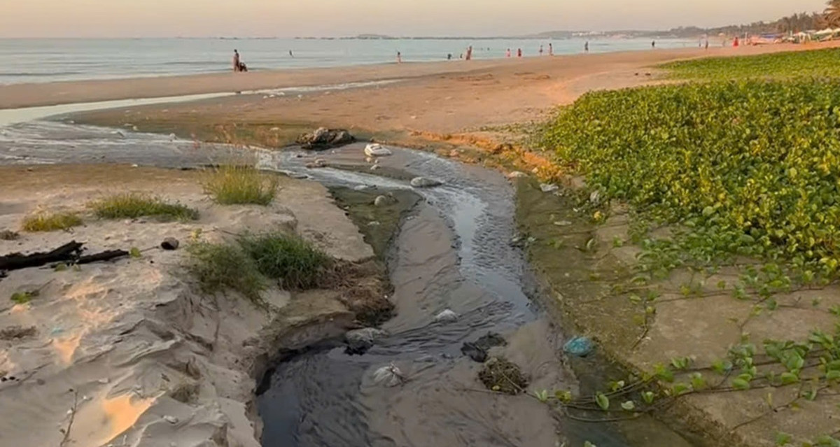 Dòng nước đèn ngòm, bốc mùi hôi chảy ra biển Mũi Né