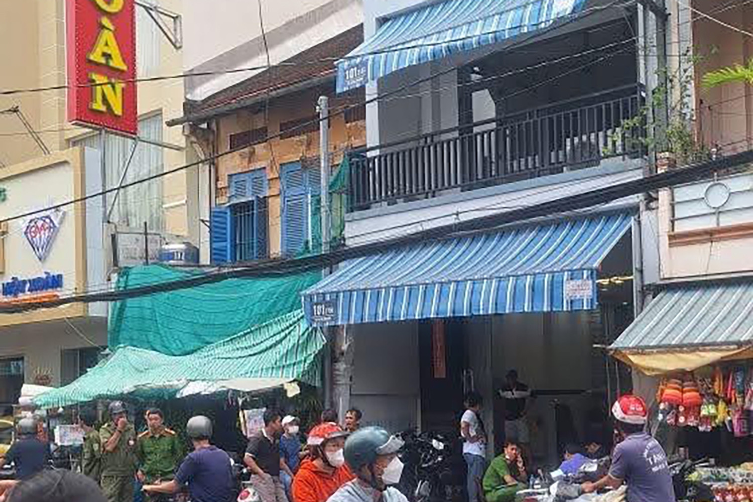 Hai vợ chồng tử vong tại nhà riêng, trên người có nhiều vết thương