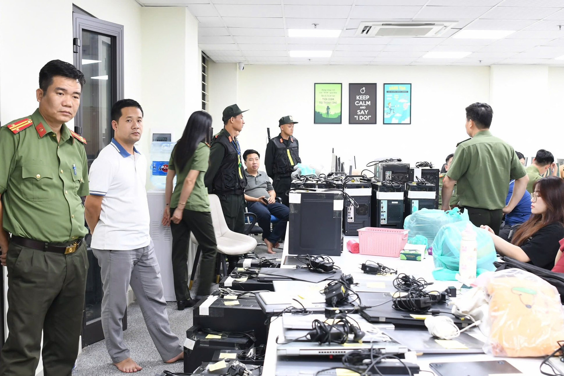 Hình ảnh khám xét khẩn cấp 'sào huyệt' đường dây tiền ảo tỷ USD