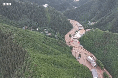 Hình ảnh kinh hoàng về trận lũ quét 'chết người' ở Trung Quốc