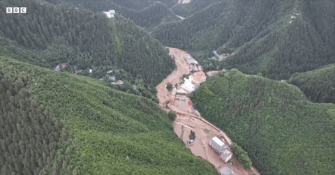 Hình ảnh kinh hoàng về trận lũ quét &amp;apos;chết người&amp;apos; ở Trung Quốc