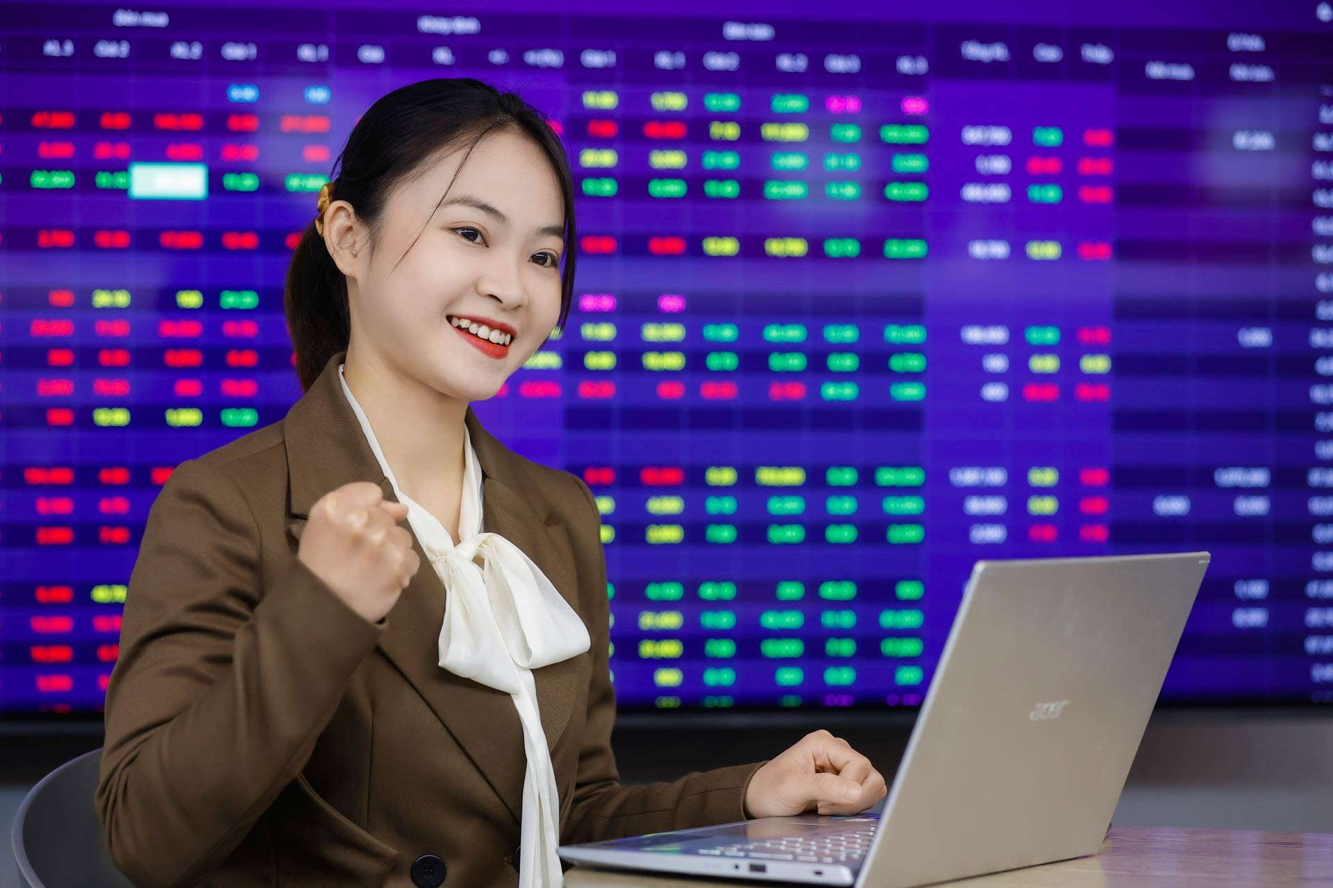 HoSE ra mắt bộ chỉ số đầu tư cổ phiếu công nghiệp và công nghệ: Gọi tên GEX, HPG, FPT