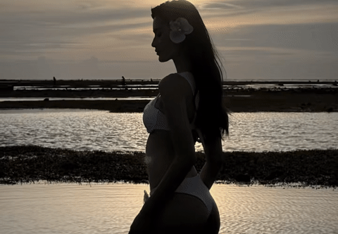 Hoa hậu Ý Nhi sexy trước biển, Mỹ Tâm khoe dáng buổi sáng sớm