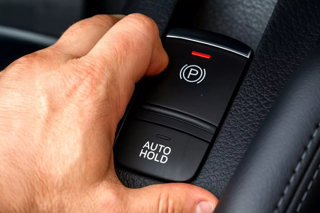 Kéo phanh tay điện tử liệu có an toàn hơn phanh tay cơ khi xảy ra sự cố?