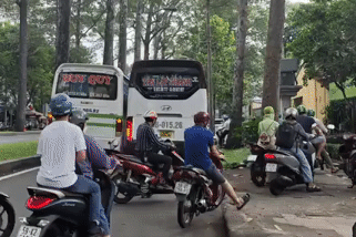 Lạ lùng 2 xe khách tự nhiên 'bít' kín đường giữa trung tâm TPHCM