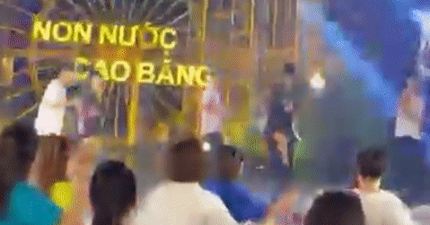 Nam dancer đột tử khi đang biểu diễn trên sân khấu Nam dancer đột tử khi đang biểu diễn trên sân khấu
