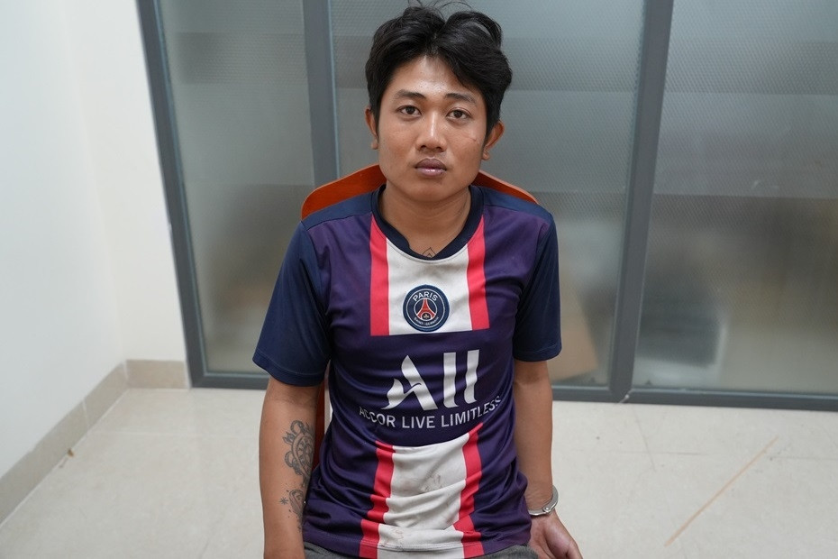 Nam thanh niên đập phá hơn 10 ô tô vì lý do khiến nhiều người 'ngã ngửa'