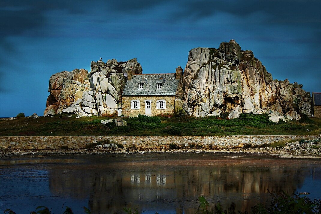 Ngôi nhà kỳ lạ quay lưng vào biển, kẹp giữa 2 khối đá khổng lồ