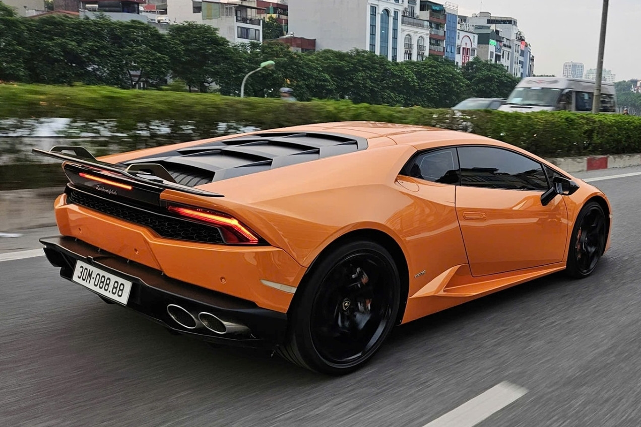 Siêu xe Lamborghini gắn biển số 567.89 về tay đại gia Hà Nội, đổi biển tứ quý 8