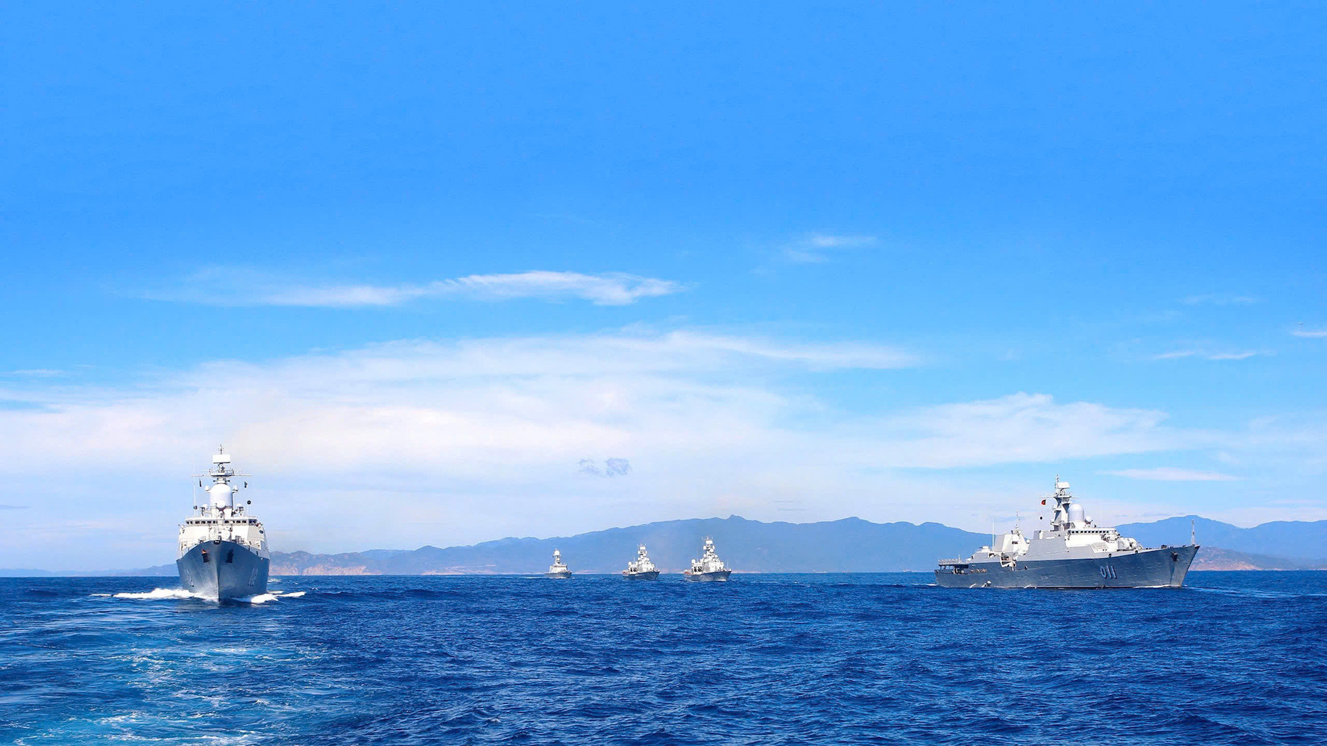 tàu mặt nước 2.jpg