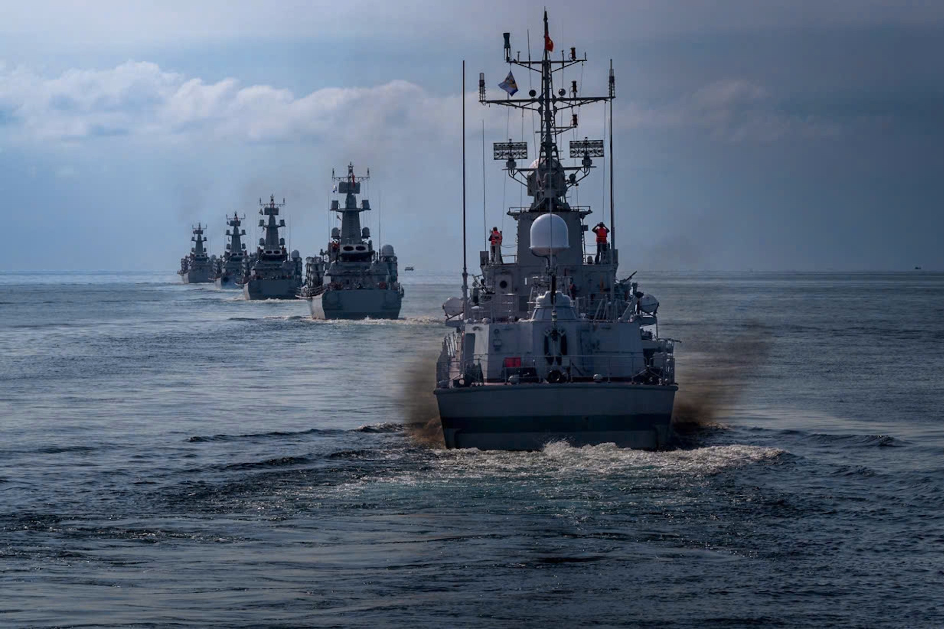 Tàu mặt nước luyện tập đội hình diễu binh trên biển