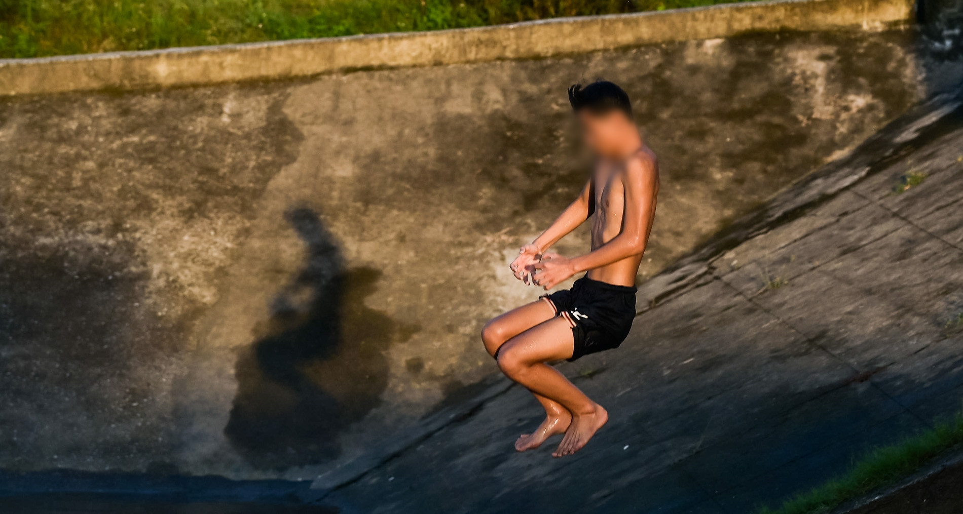 Thót tim hành động liều lĩnh của nhóm thanh thiếu niên tại kênh nước ở Ninh Bình