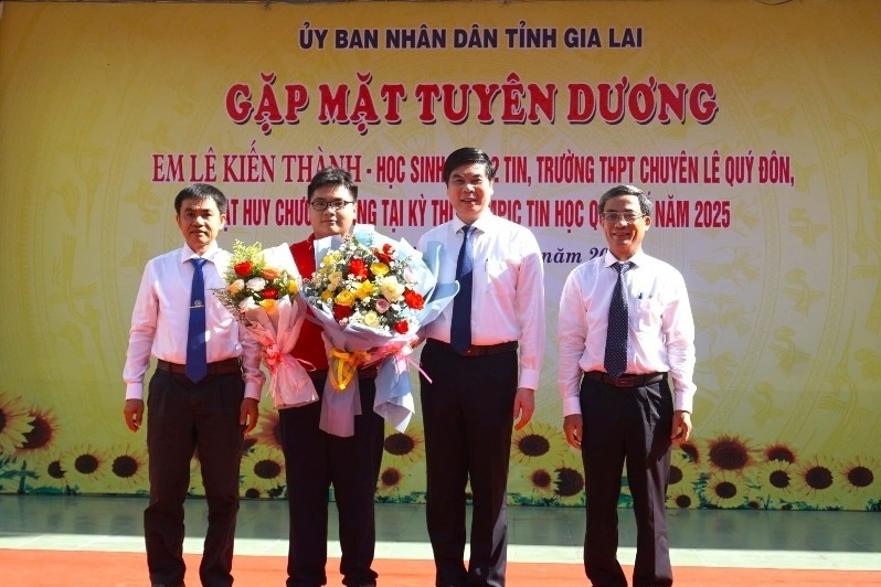 Thưởng 100 triệu đồng cho nam sinh đoạt Huy chương Vàng Olympic Tin học Quốc tế