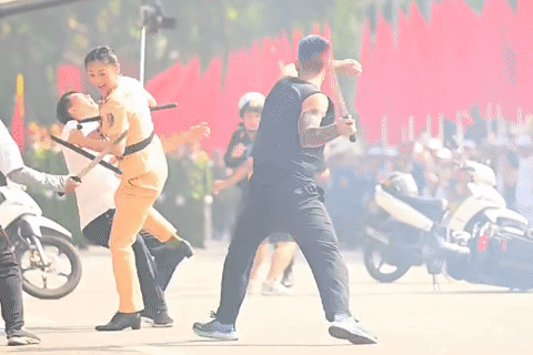 Tiết lộ của nữ công an nhảy san tô, quật ngã 'báo thủ' gây sốt phố đi bộ Hà Nội