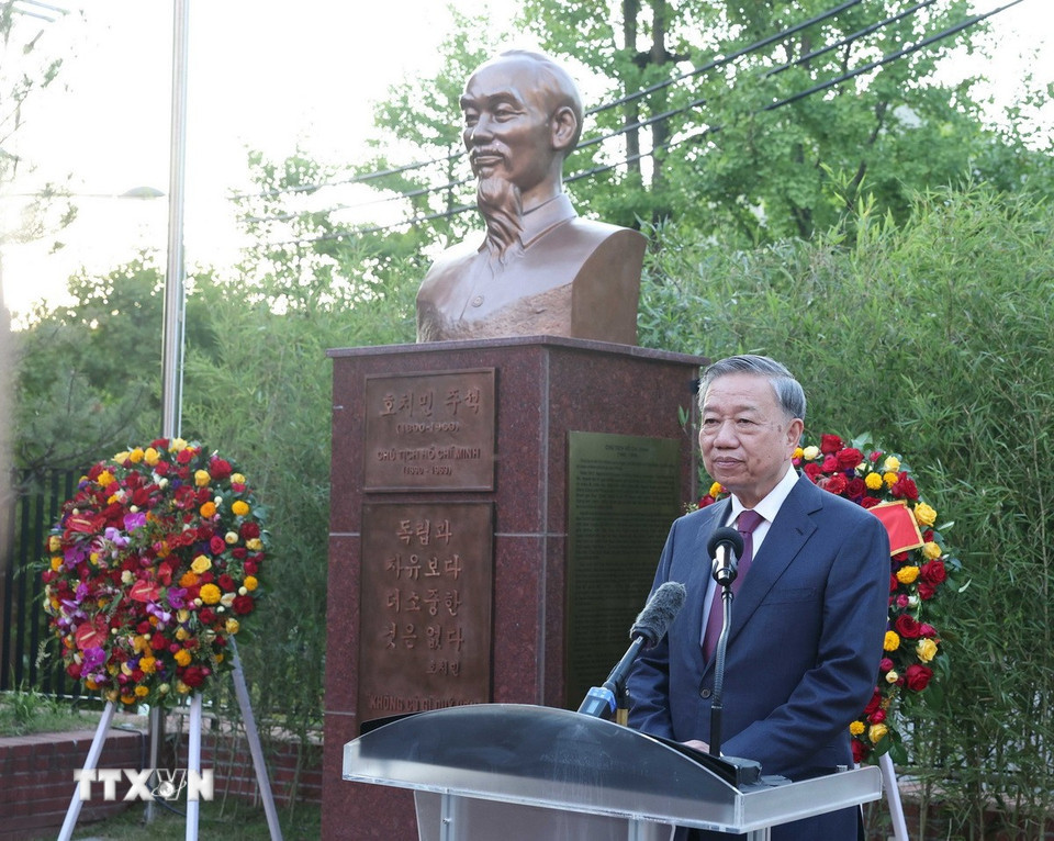 tong bi thu to lam va phu nhan du le khanh thanh tuong dai chu tich ho chi minh tai dai su quan viet nam.jpg