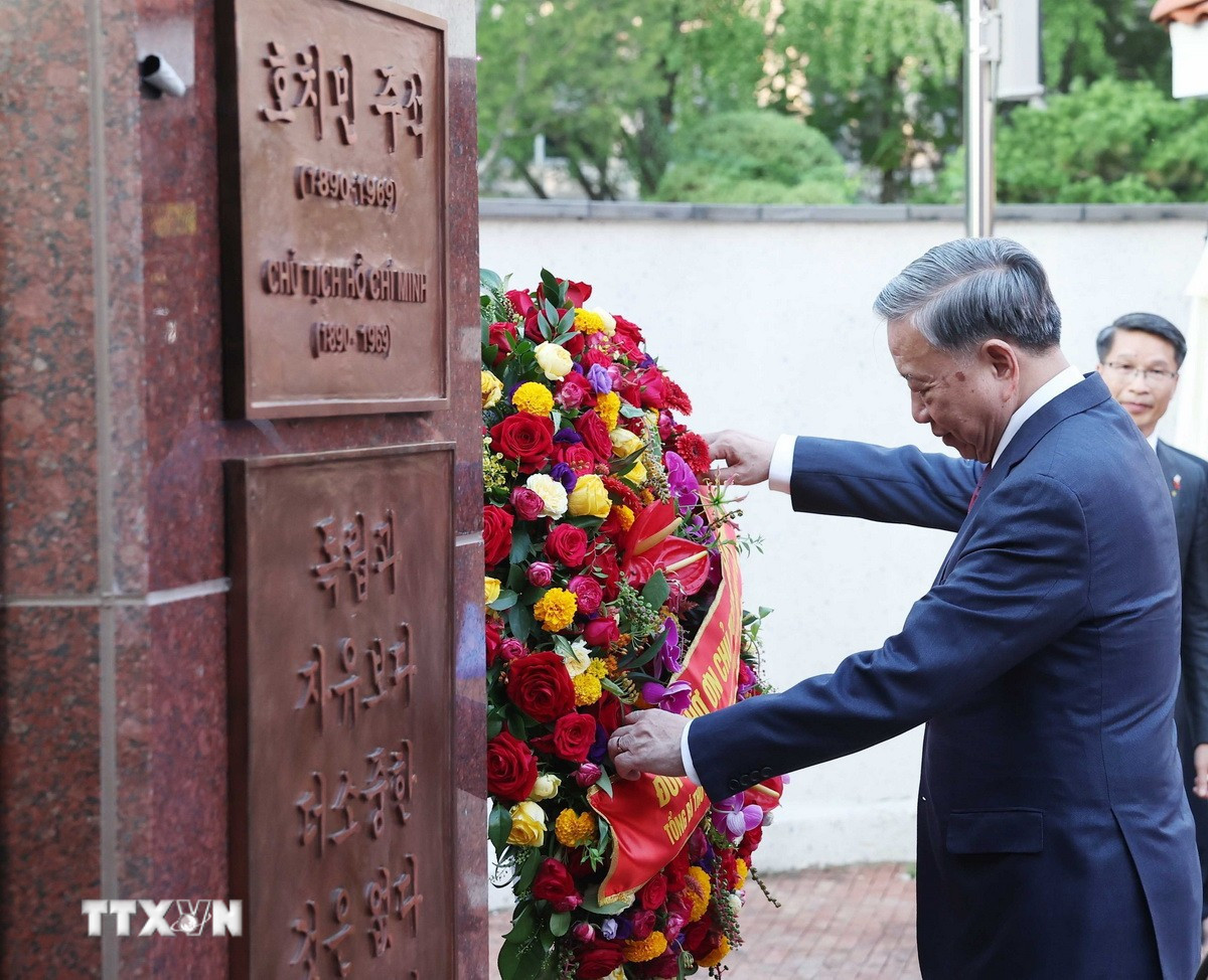 tong bi thu to lam va phu nhan du le khanh thanh tuong dai chu tich ho chi minh tai dai su quan viet nam2.jpg