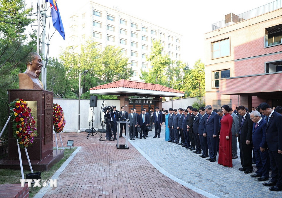 tong bi thu to lam va phu nhan du le khanh thanh tuong dai chu tich ho chi minh tai dai su quan viet nam5.jpg