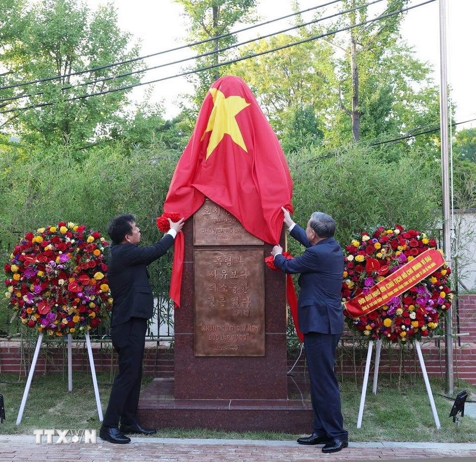 tong bi thu to lam va phu nhan du le khanh thanh tuong dai chu tich ho chi minh tai dai su quan viet nam6.jpg