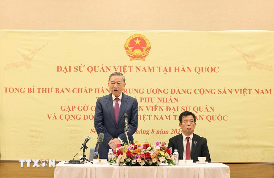 tong bi thu to lam va phu nhan tham va gap go can bo nhan vien dai su quan va cong dong nguoi viet nam tai han quoc.jpg