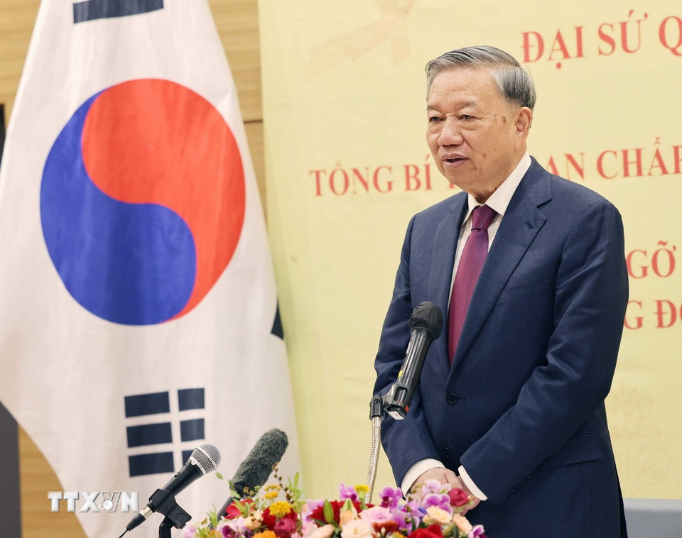 tong bi thu to lam va phu nhan tham va gap go can bo nhan vien dai su quan va cong dong nguoi viet nam tai han quoc1.jpg