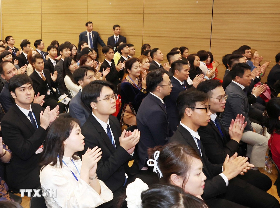 tong bi thu to lam va phu nhan tham va gap go can bo nhan vien dai su quan va cong dong nguoi viet nam tai han quoc3.jpg