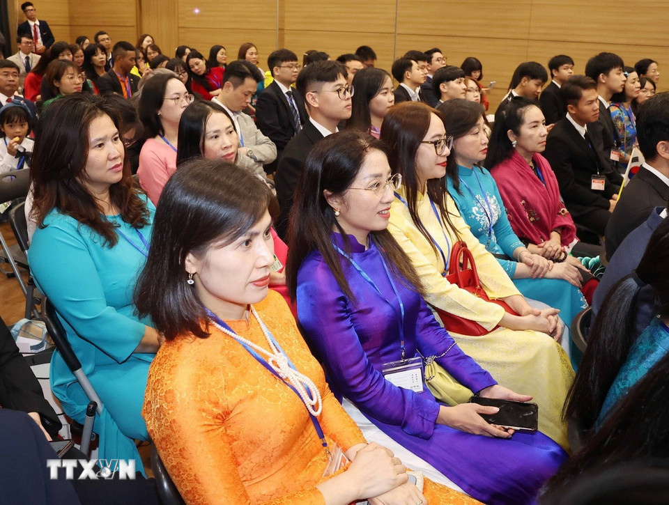 tong bi thu to lam va phu nhan tham va gap go can bo nhan vien dai su quan va cong dong nguoi viet nam tai han quoc5.jpg