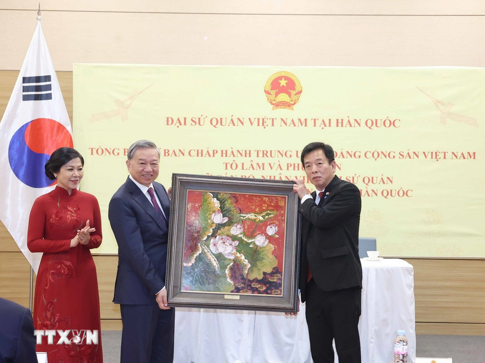 tong bi thu to lam va phu nhan tham va gap go can bo nhan vien dai su quan va cong dong nguoi viet nam tai han quoc6.jpg