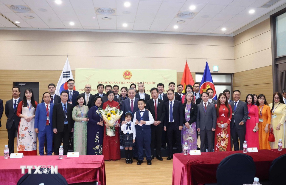 tong bi thu to lam va phu nhan tham va gap go can bo nhan vien dai su quan va cong dong nguoi viet nam tai han quoc7.jpg