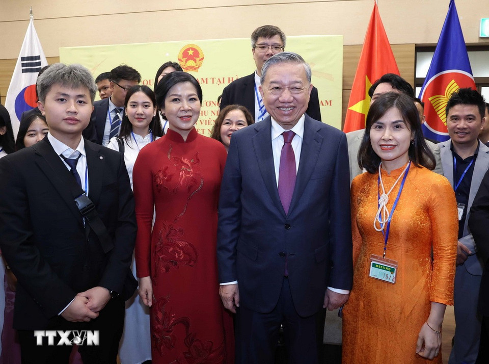 tong bi thu to lam va phu nhan tham va gap go can bo nhan vien dai su quan va cong dong nguoi viet nam tai han quoc8.jpg