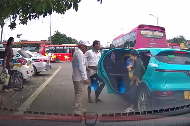 Vụ nhóm người chặn taxi, đuổi phụ nữ bế con khỏi xe: 1 tài xế bị xử phạt