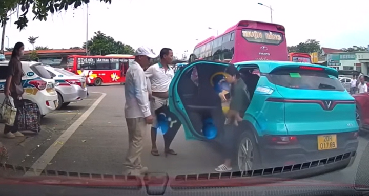 Tranh giành khách &amp;apos;độc quyền&amp;apos; ở bến xe Thái Nguyên, tài xế taxi bị xử phạt