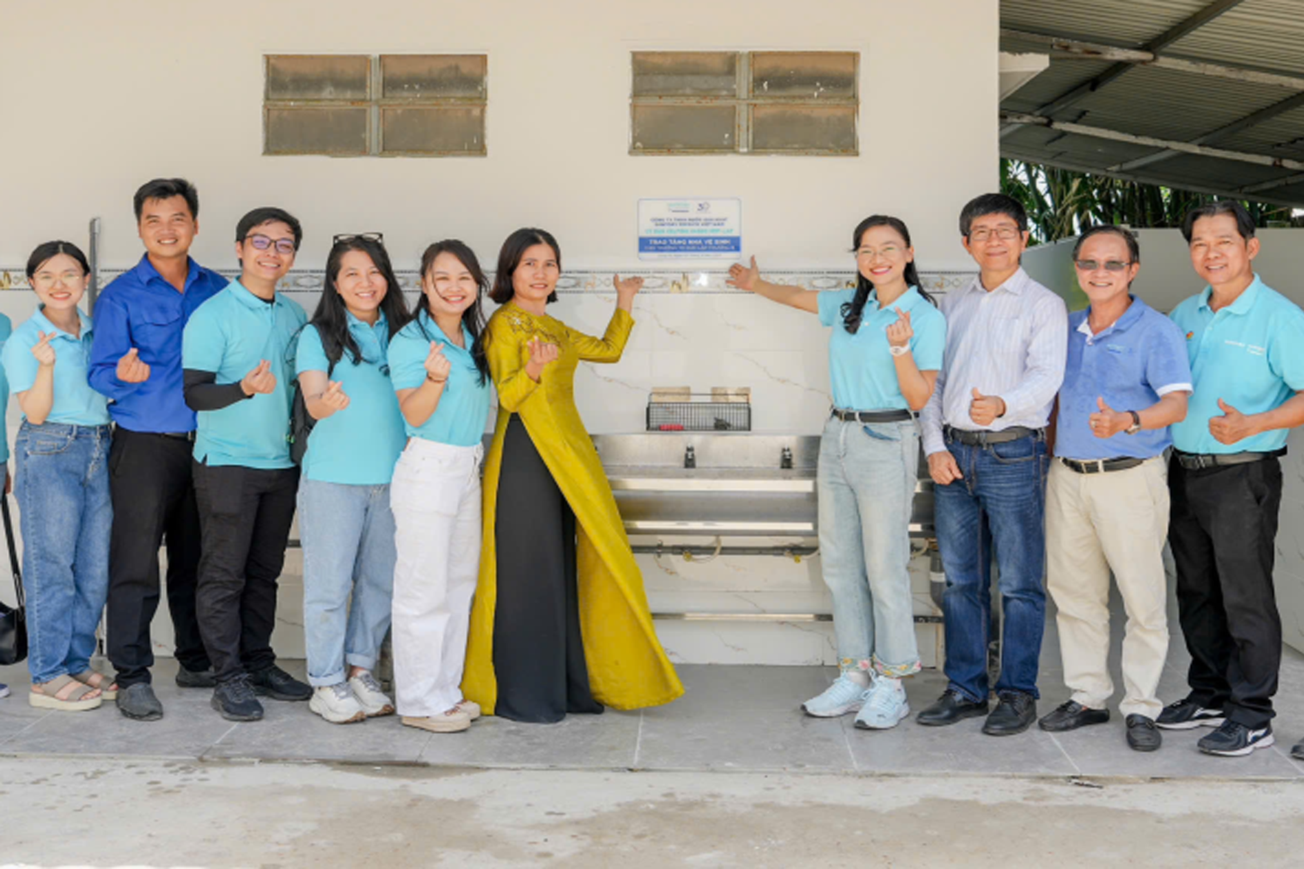 Trao tặng nhà vệ sinh, công trình nước sạch cho học sinh, giáo viên tại Tây Ninh