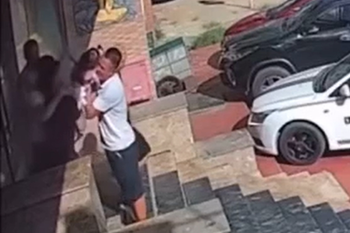 Vào nhầm phòng karaoke, người đàn ông đang bế trẻ em bị đánh nhập viện