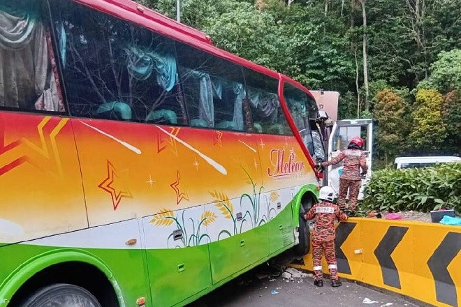 Xe buýt chở du khách Việt gặp nạn ở Malaysia