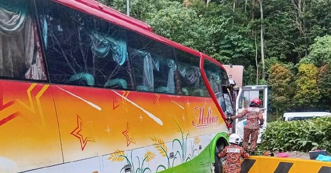 Xe buýt chở du khách Việt gặp nạn ở Malaysia