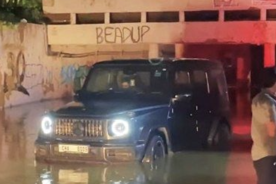 Xót xa chiếc xe SUV sang Mercedes-Benz G63 AMG mắc kẹt trong hầm ngập nước