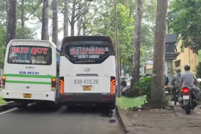 Lạ lùng 2 xe khách tự nhiên &amp;apos;bít&amp;apos; kín đường giữa trung tâm TPHCM