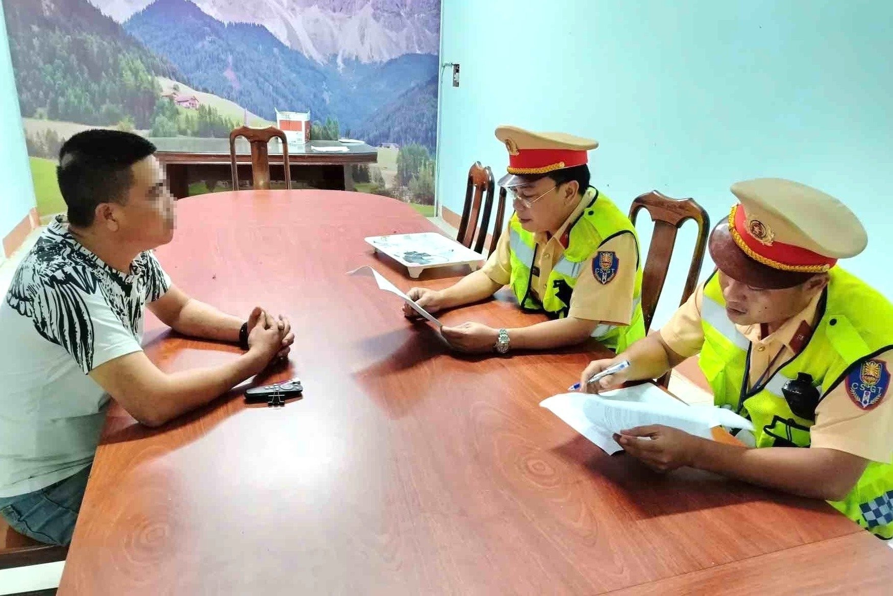 Bản tin chiều 12/8: Bị tước bằng lái vì ma túy vẫn điều khiển xe chở quá khách