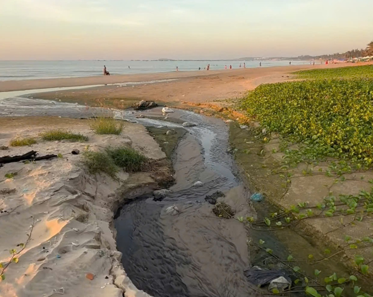 Bất ngờ với dòng nước đèn ngòm, bốc mùi hôi chảy ra biển Mũi Né.jpg