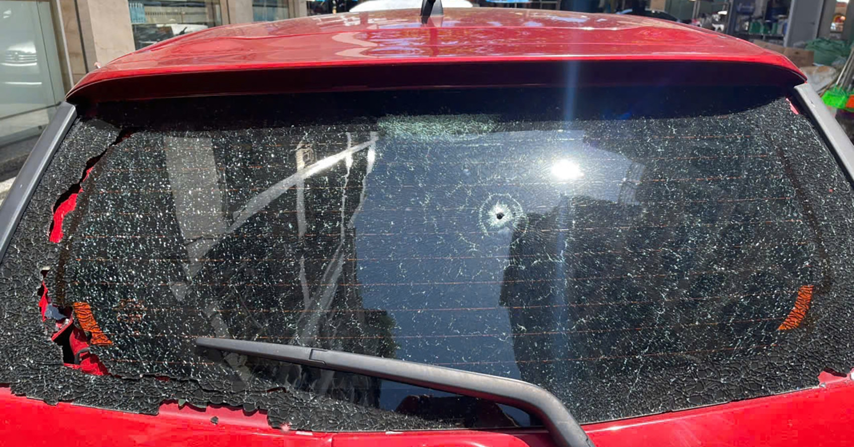 Điều tra việc ô tô đỗ trước cửa nhà nghi bị bắn vỡ kính, hiện trường có đầu đạn